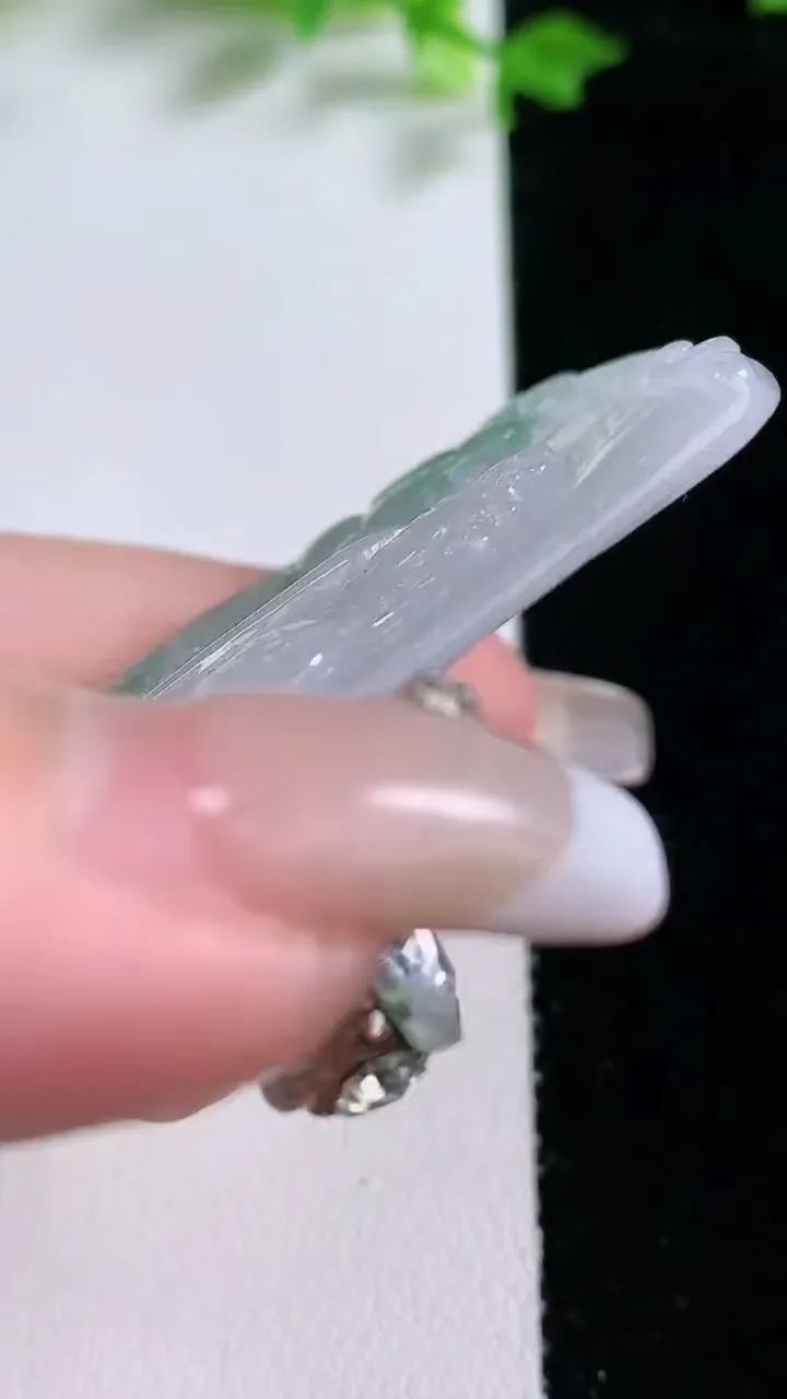 天然A货翡翠冰种飘花文殊菩萨吊坠，尺寸62.8-38-5，重量:29.30g
1月20日