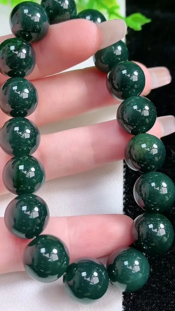 天然A货翡翠圆珠手串，尺寸10.8，重:56.66g1月20日
工厂直销收藏佳品,种好水足，色泽均匀，有种有色，上手高大气！