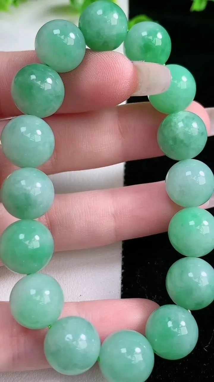 天然A货翡翠圆珠手串，尺寸12，重:46.80g1月20日
工厂直销收藏佳品,种好水足，色泽均匀，有种有色，上手高大气！