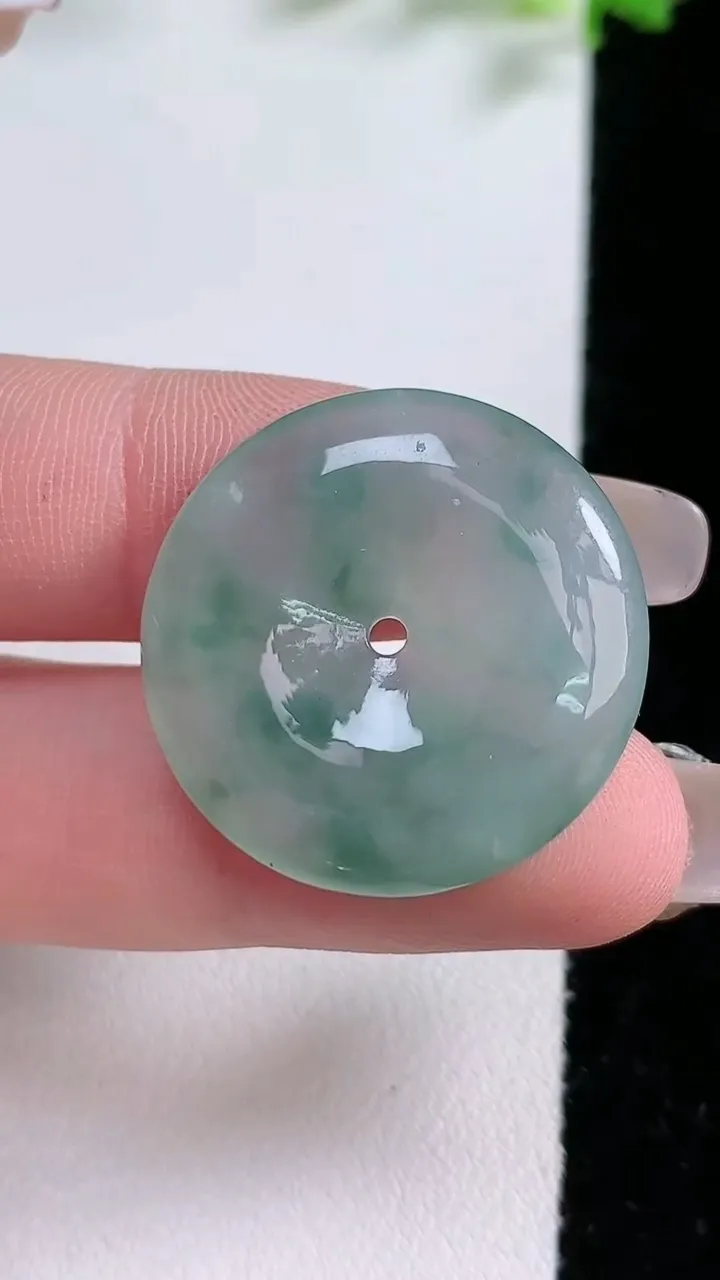 天然A货翡翠飘花平安扣吊坠，尺寸26.3-5.8，重:7.60g
1月20日