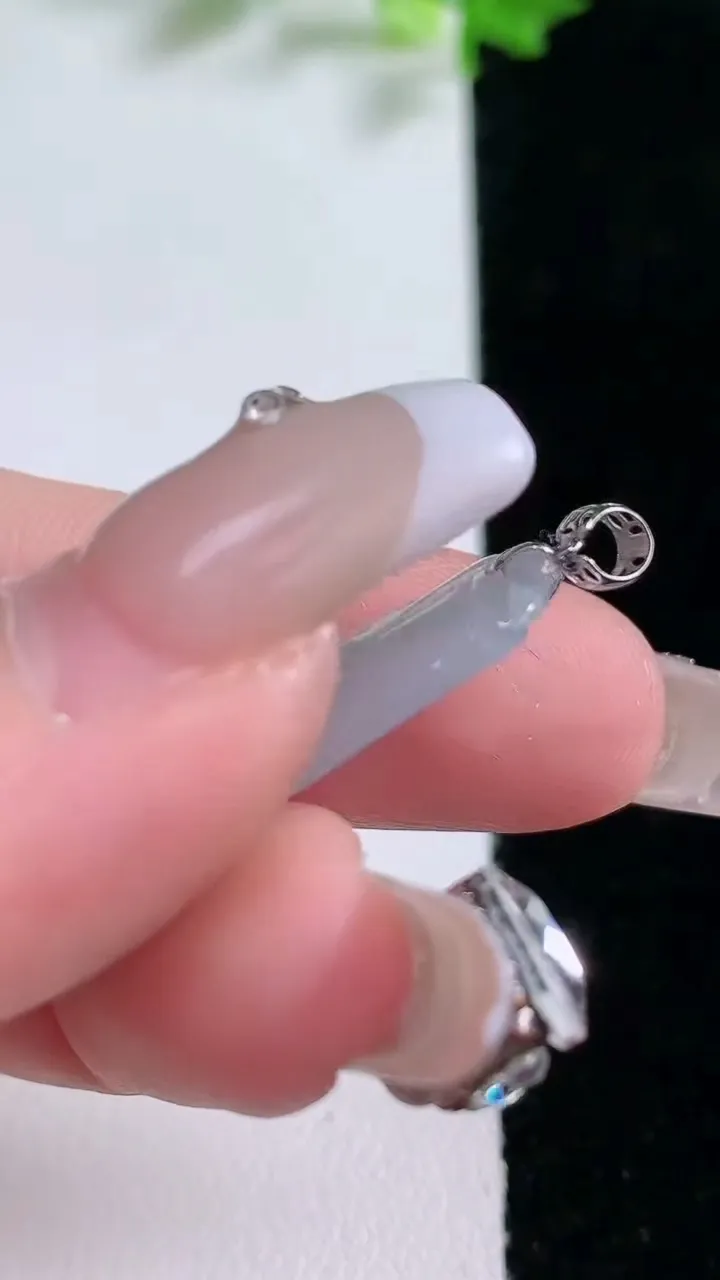 天然A货翡翠节节高升 竹节吊坠，尺寸30.8-13.3-3.6，重量:3.72g
1月20日