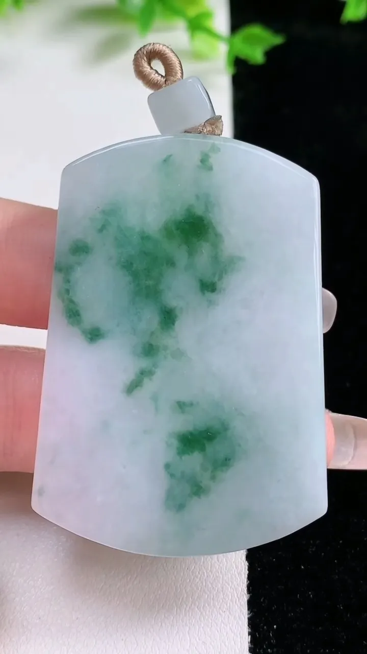 天然A货翡翠飘花无事牌吊坠，尺寸53-36.2-5.6，重量:31.77g
1月20日