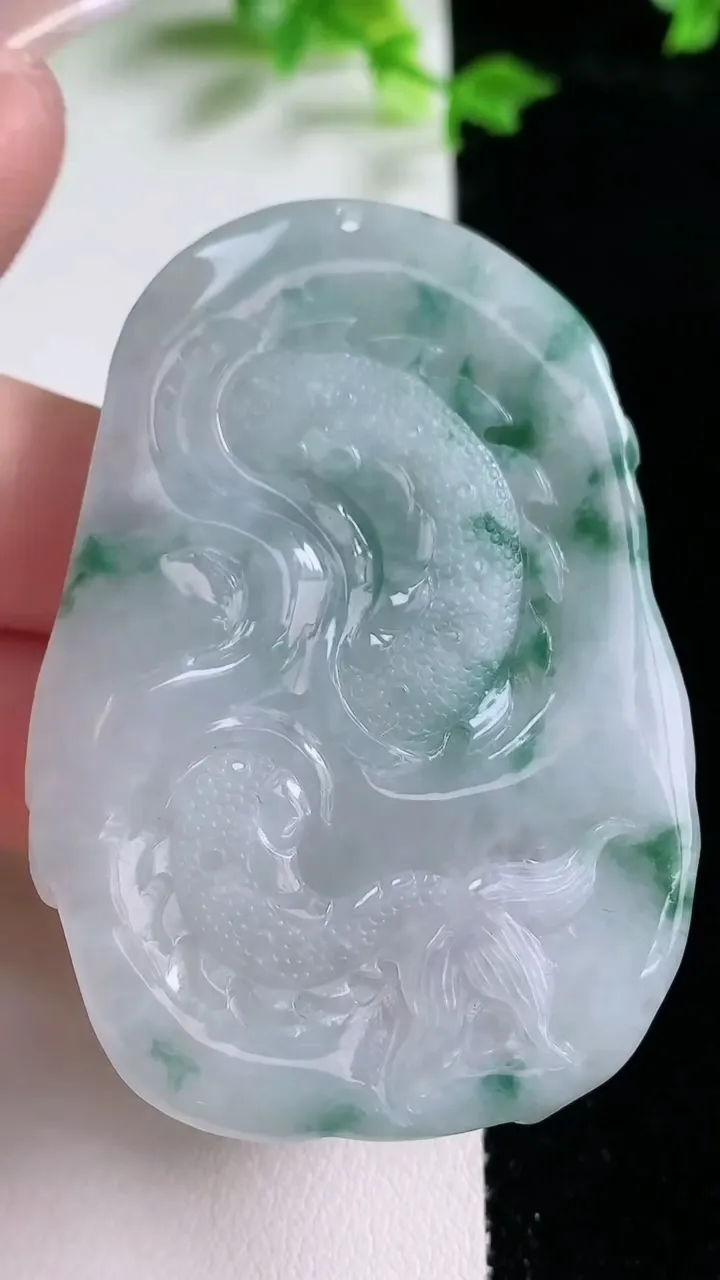 天然A货翡翠飘花龙牌吊坠，尺寸58.7-40.8-9，重量:33.24g
1月20日