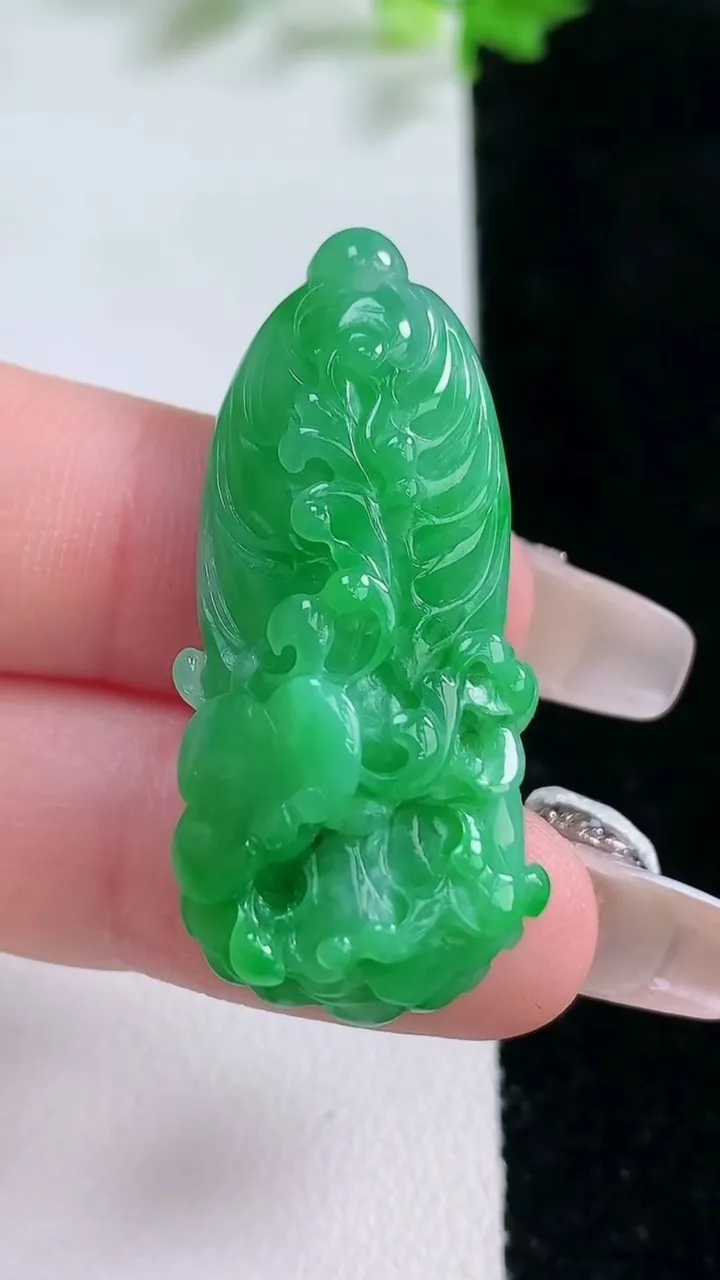 天然A货翡翠白菜吊坠，尺寸38.8-18-10，重量:9.60g
1月20日