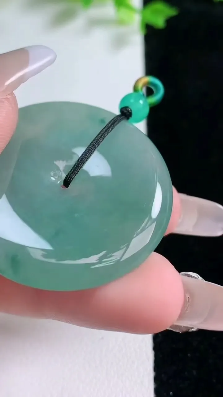 天然A货翡翠冰种飘花平安扣吊坠，尺寸37.4-5.6，重量:16.79g
1月20日