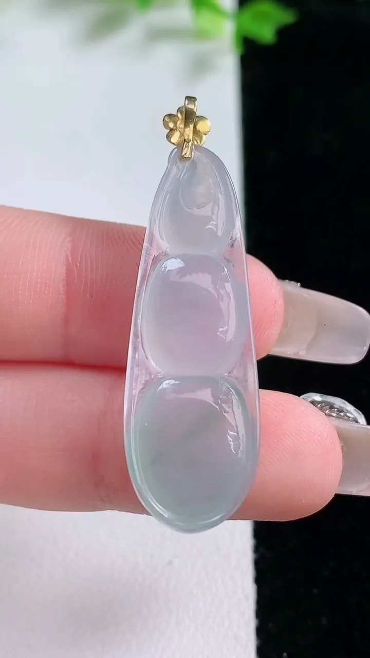 天然A货翡翠福豆吊坠，尺寸35.6-12.5-4.3，重量:3.40g
1月20日