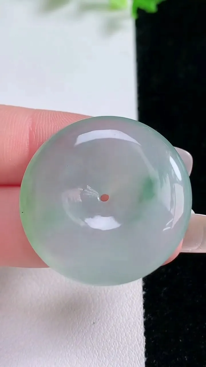 天然A货翡翠平安扣吊坠，尺寸30.6-5.6，重量:11.70g
1月20日