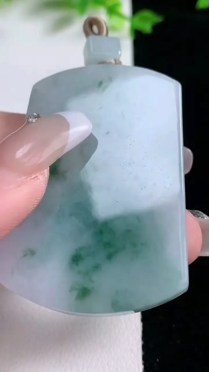 天然A货翡翠飘花无事牌吊坠，尺寸51.8-36-5.6，重量:32.12g
1月20日