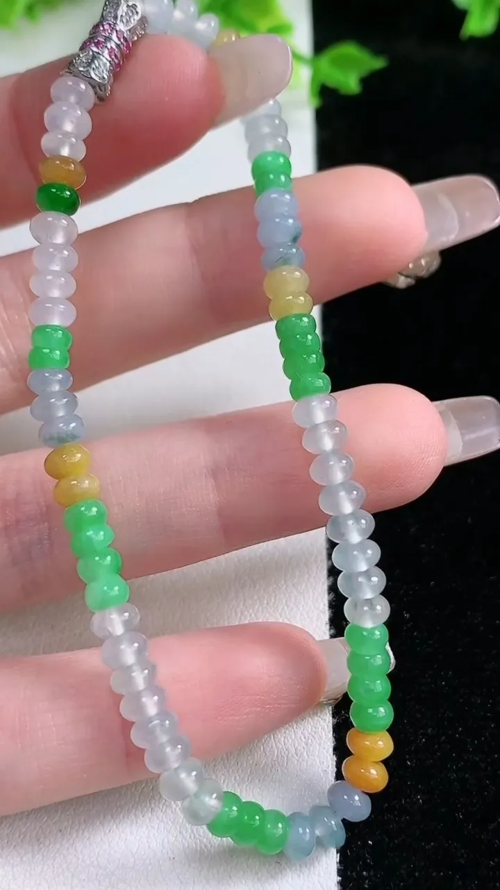 天然A货翡翠三彩算盘珠手串，尺寸4.2-2.9-68颗，重量:7.92g1月20日
工厂直销收藏佳品,种好水足，色泽均匀，有种有色，上手高大气！