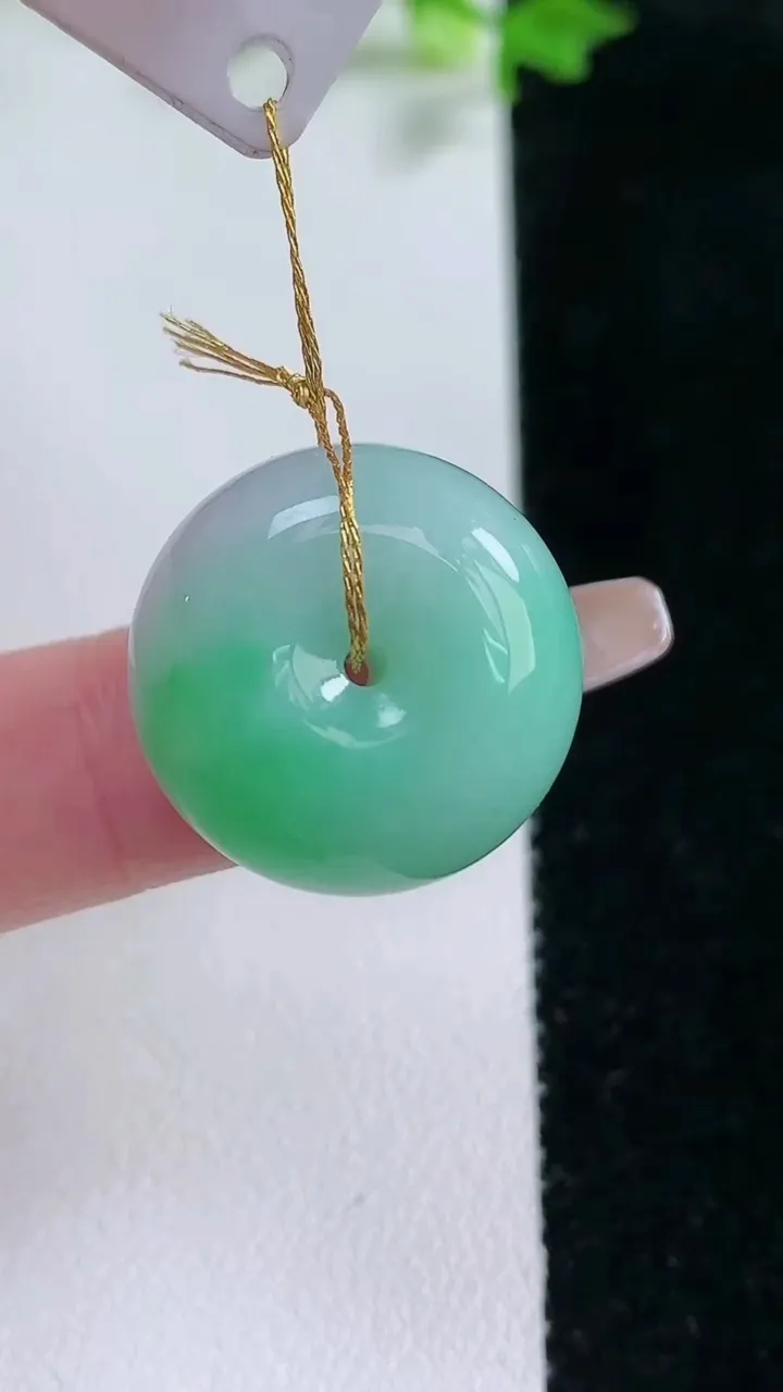 天然A货翡翠路路通吊坠，尺寸20.5-12，重量:11.13g
1月20日