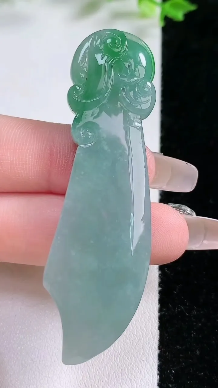 天然A货翡翠蓝水大砍刀把玩件，尺寸66.6-20-6.8，重:19.20g
1月20日