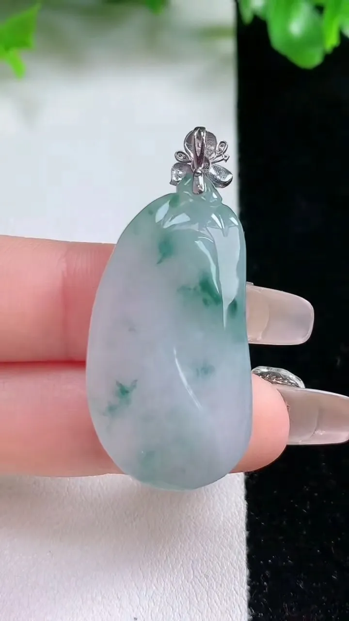 天然A货翡翠种飘花福瓜吊坠，尺寸35.4-18.5-7.3，重量:10.71g
1月20日
