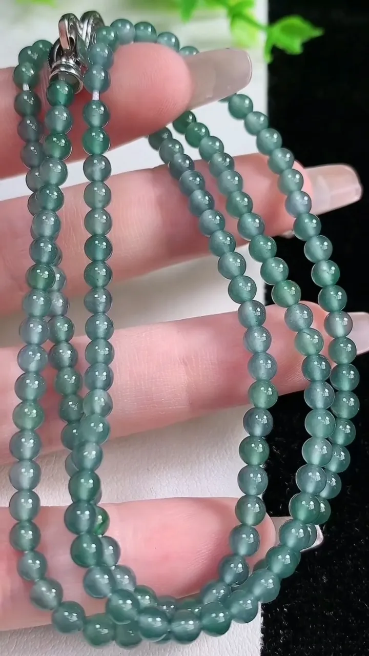 天然A货翡翠小米珠项链，尺寸4，重:17.50g1月20日
工厂直销收藏佳品,种好水足，色泽均匀，有