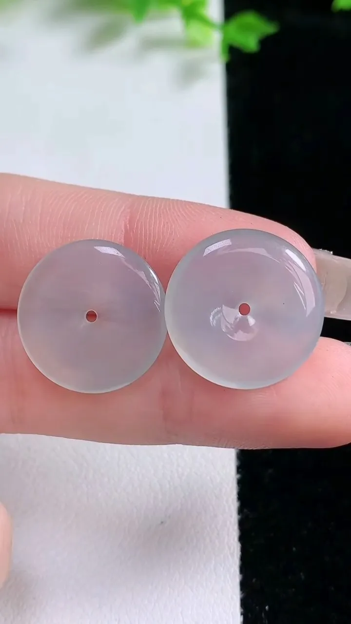 天然A货翡翠平安扣吊坠一对，尺寸18-2.5，重量:3.58g
1月20日