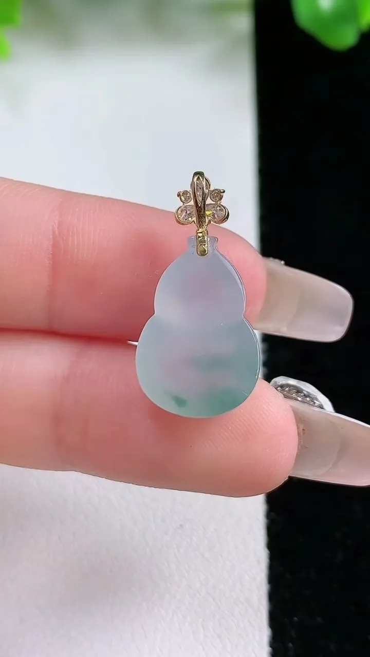 天然A货翡翠种飘花葫芦吊坠，尺寸17.7-11.8-6.7，重量:2.53g
1月20日