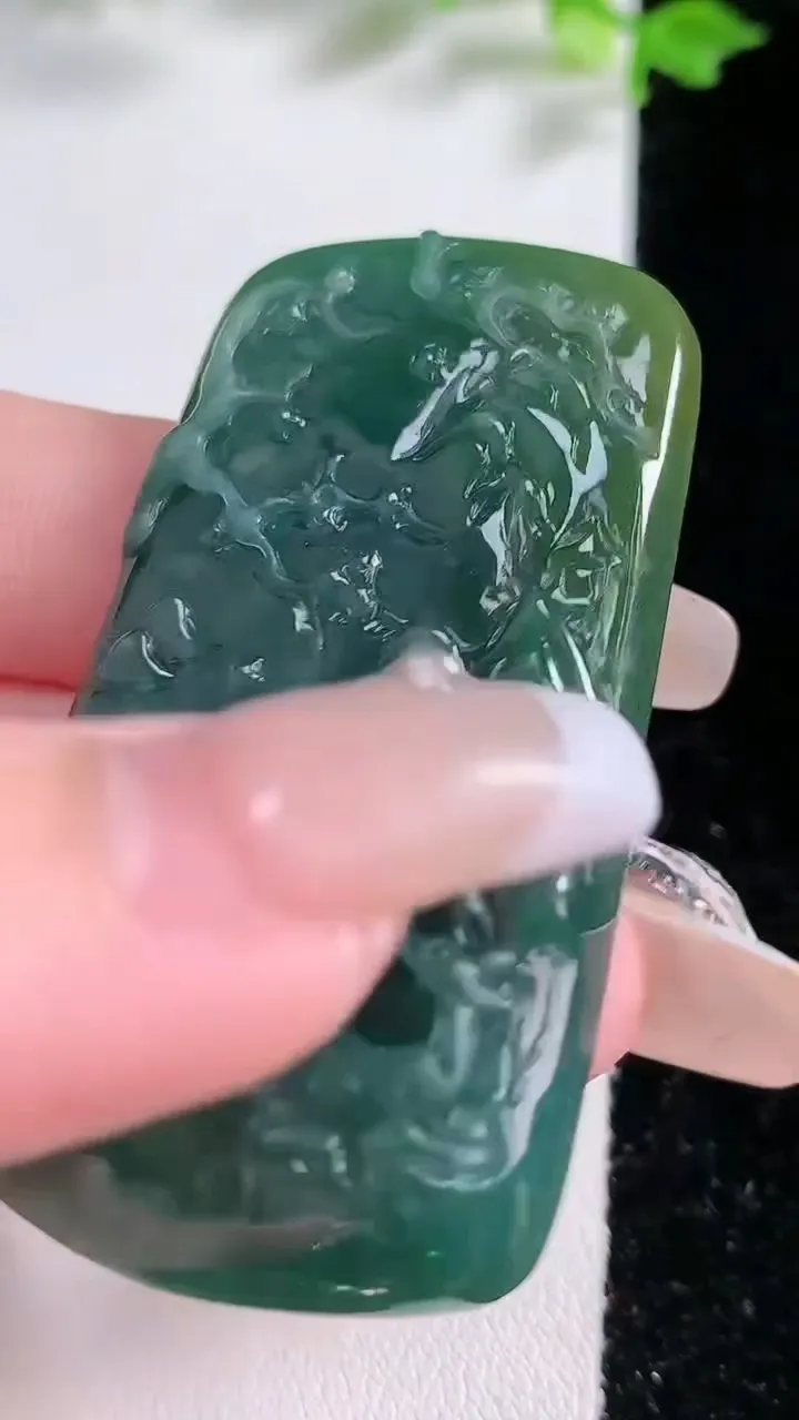 天然A货翡翠梅花鹿吊坠，尺寸57-31.5-8.6，重:25.09g
1月20日