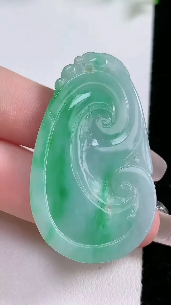 天然A货翡翠如意吊坠，尺寸48.8-28.5-4.2，重:12.42g
1月20日