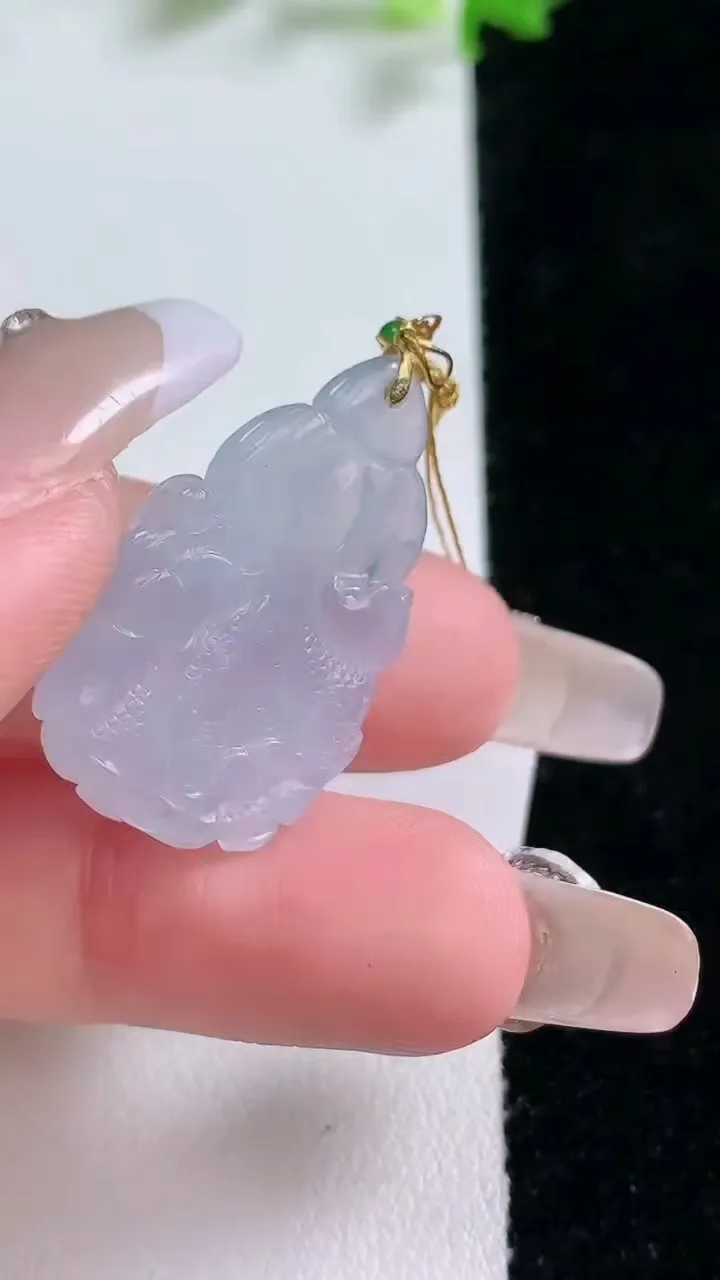 天然A货翡翠18K金紫罗兰白菜吊坠，尺寸26.8-17.8-5.6，重量:4.41g
1月20日