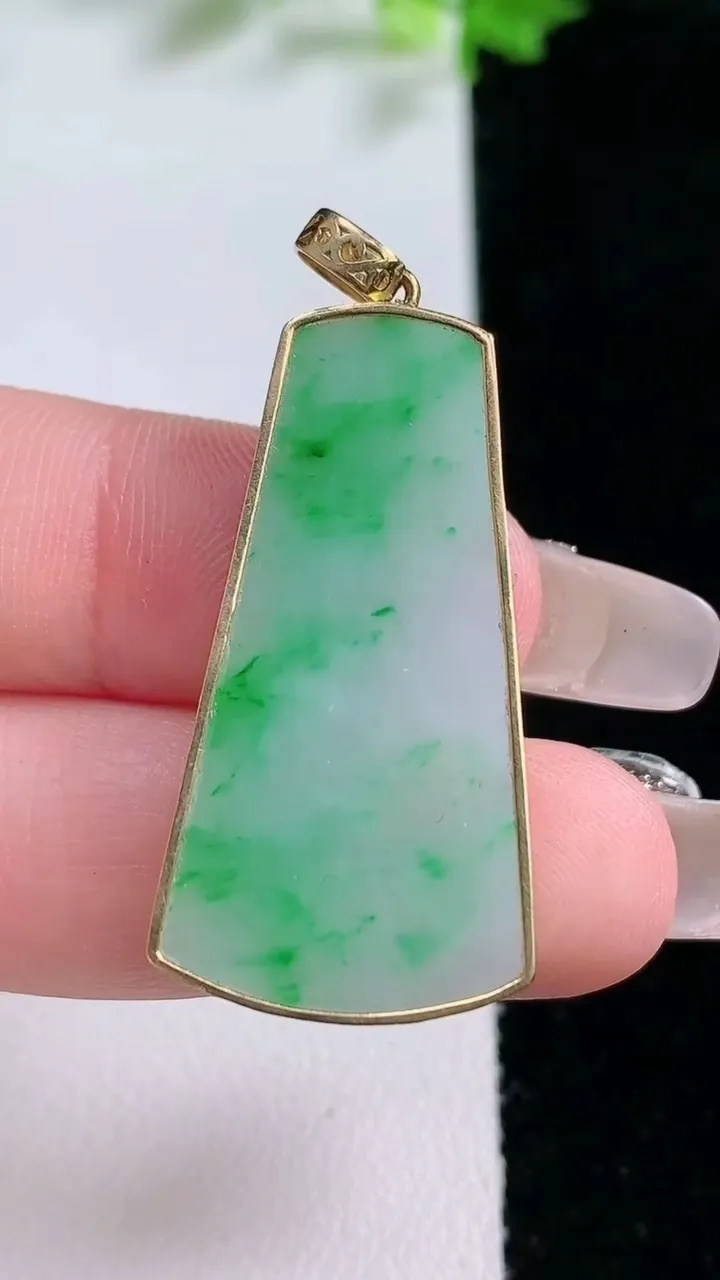 天然A货翡翠无事牌吊坠，尺寸34-18-3，重量:4.86g
1月20日