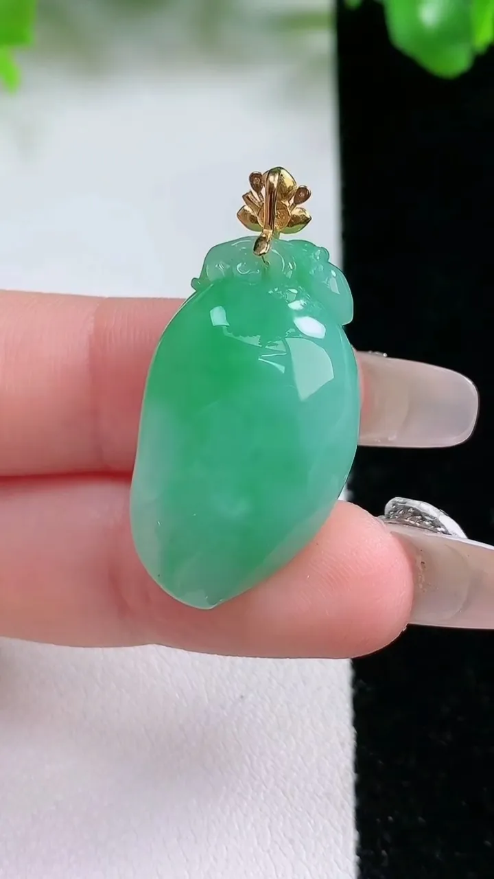 天然A货翡翠寿桃吊坠，尺寸29.6-16.6-10.2，重量:8.63g
1月20日