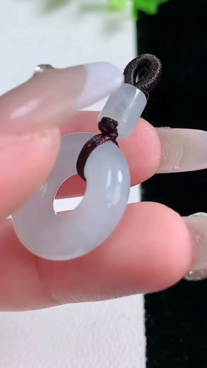 天然A货翡翠平安环吊坠，尺寸20.4-5.4，重量:5.19g
1月20日