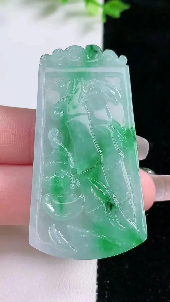 天然A货翡翠节节高升 竹节吊坠，尺寸54-28.8-4.2，重:15.91g
1月20日