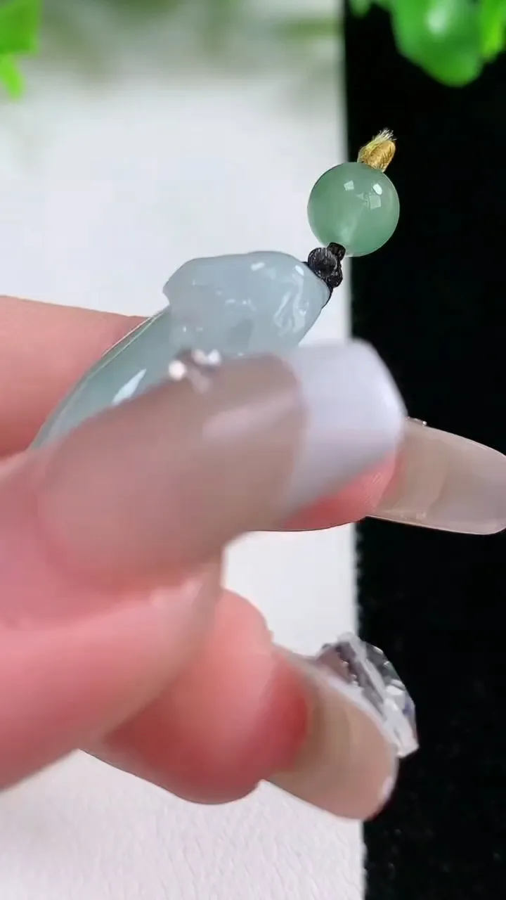 天然A货翡翠莲蓬吊坠，尺寸34.5-17.8-10.2，重量:12.51g
1月20日