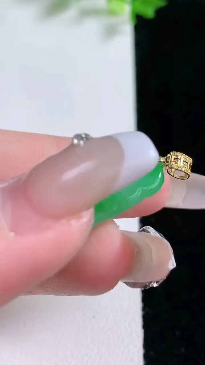 天然A货翡翠荷叶吊坠，尺寸27.6-15-4.2，重量:3.89g
1月20日