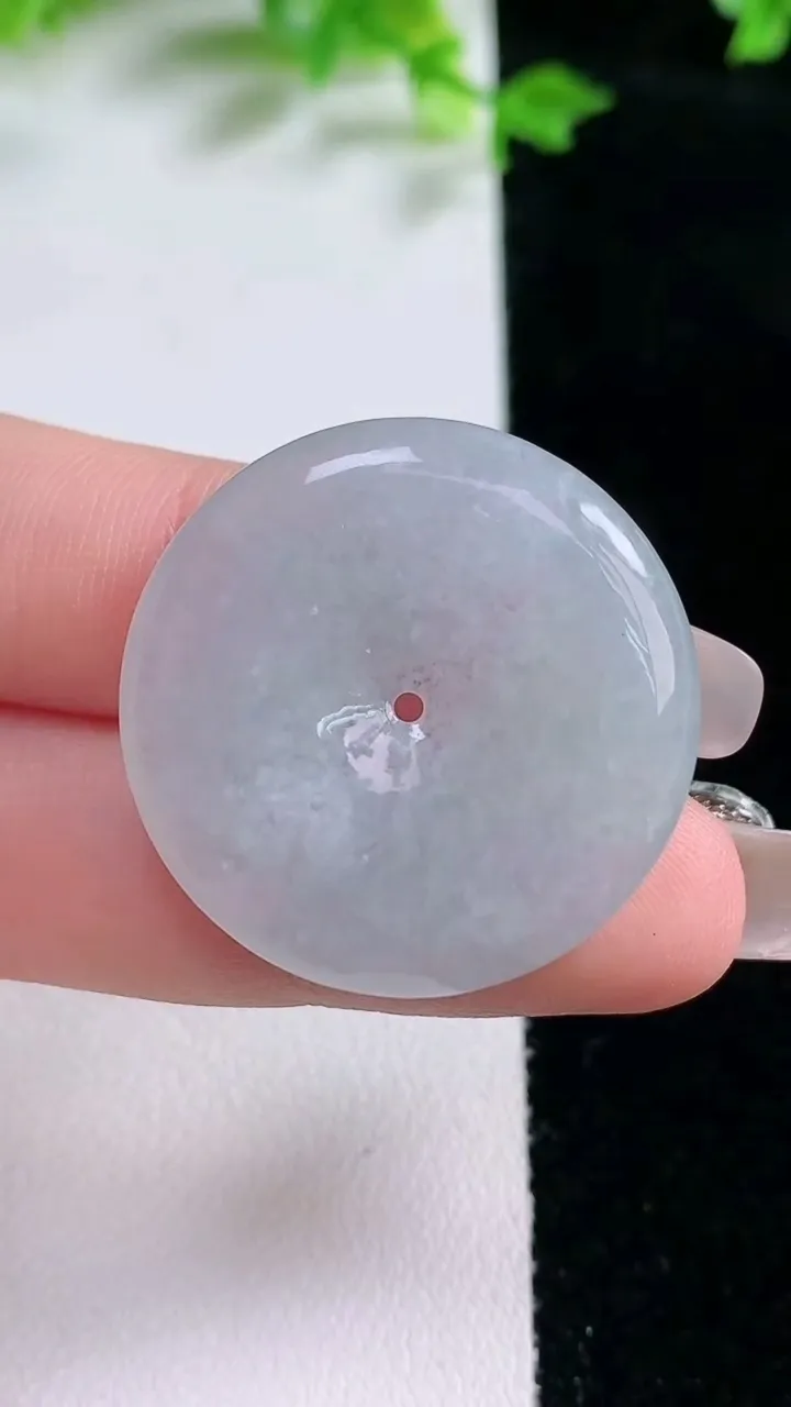 天然A货翡翠平安扣吊坠，尺寸29.7-4.6，重量:9.15g
1月20日