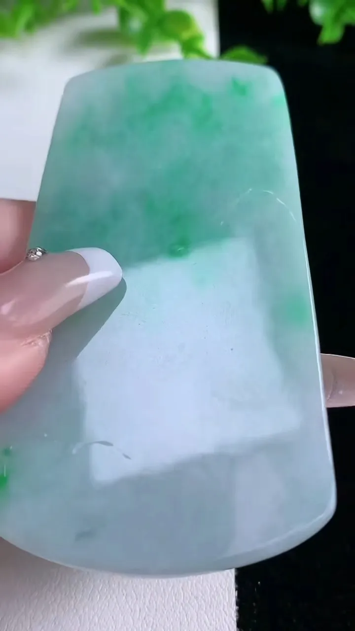 天然A货翡翠山水牌吊坠，尺寸77-42.5-4.6，重量:41.20g
1月20日