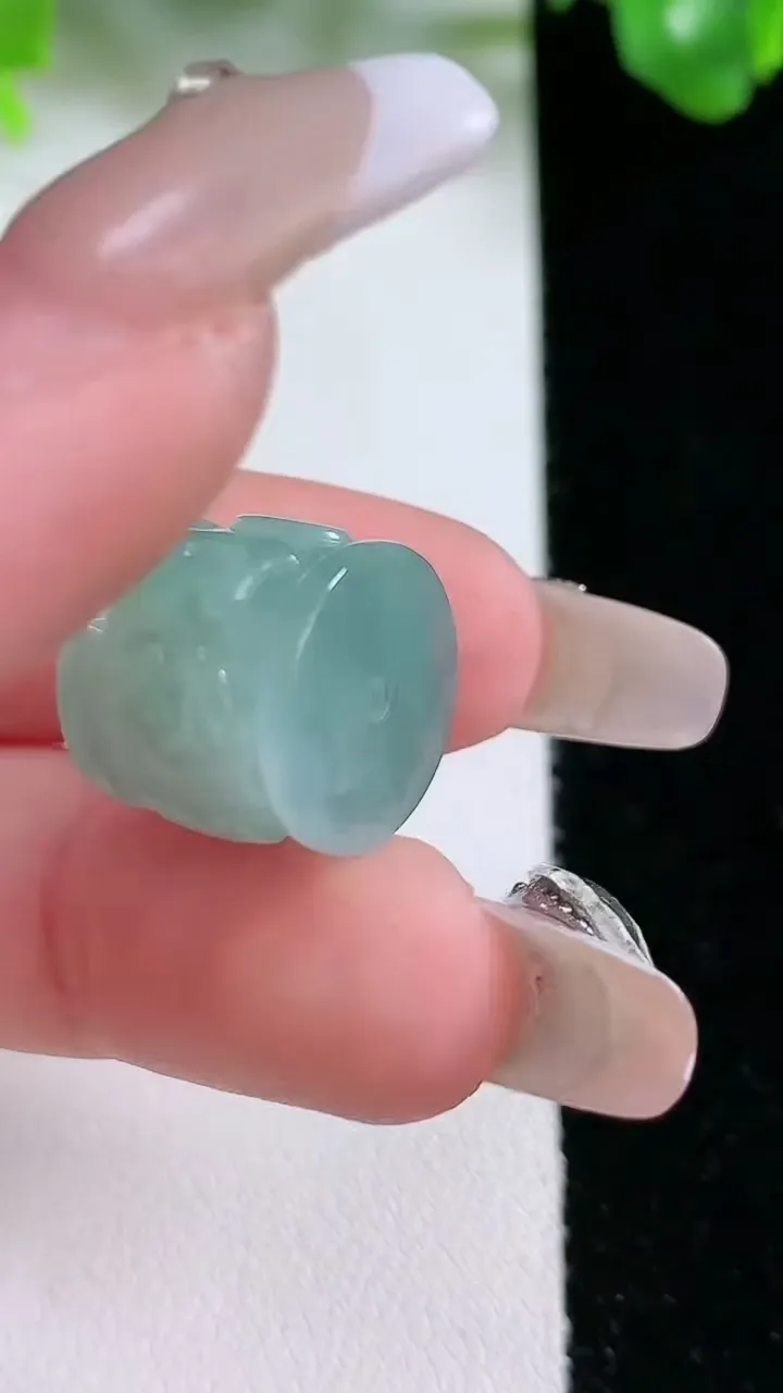 天然A货翡翠六字真言路路通吊坠，尺寸14.8-13，重量:6.93g
1月20日