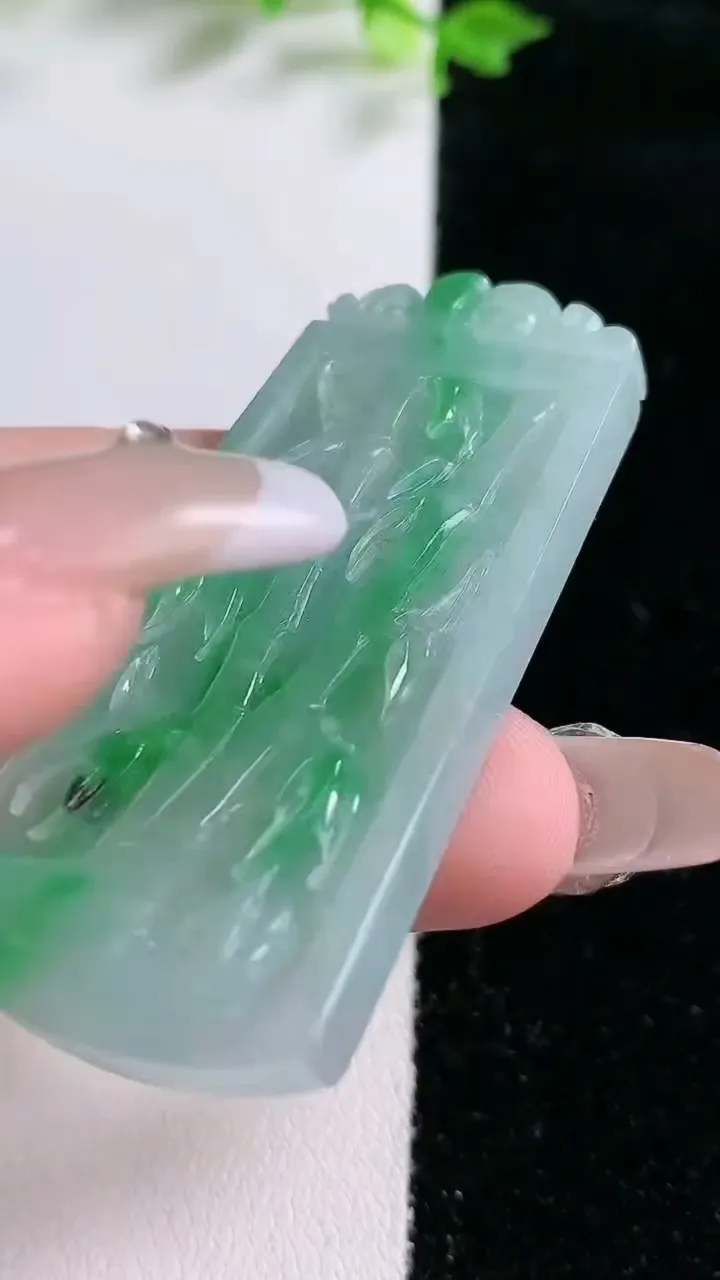 天然A货翡翠节节高升 竹节吊坠，尺寸54-28.8-4.2，重:15.91g
1月20日