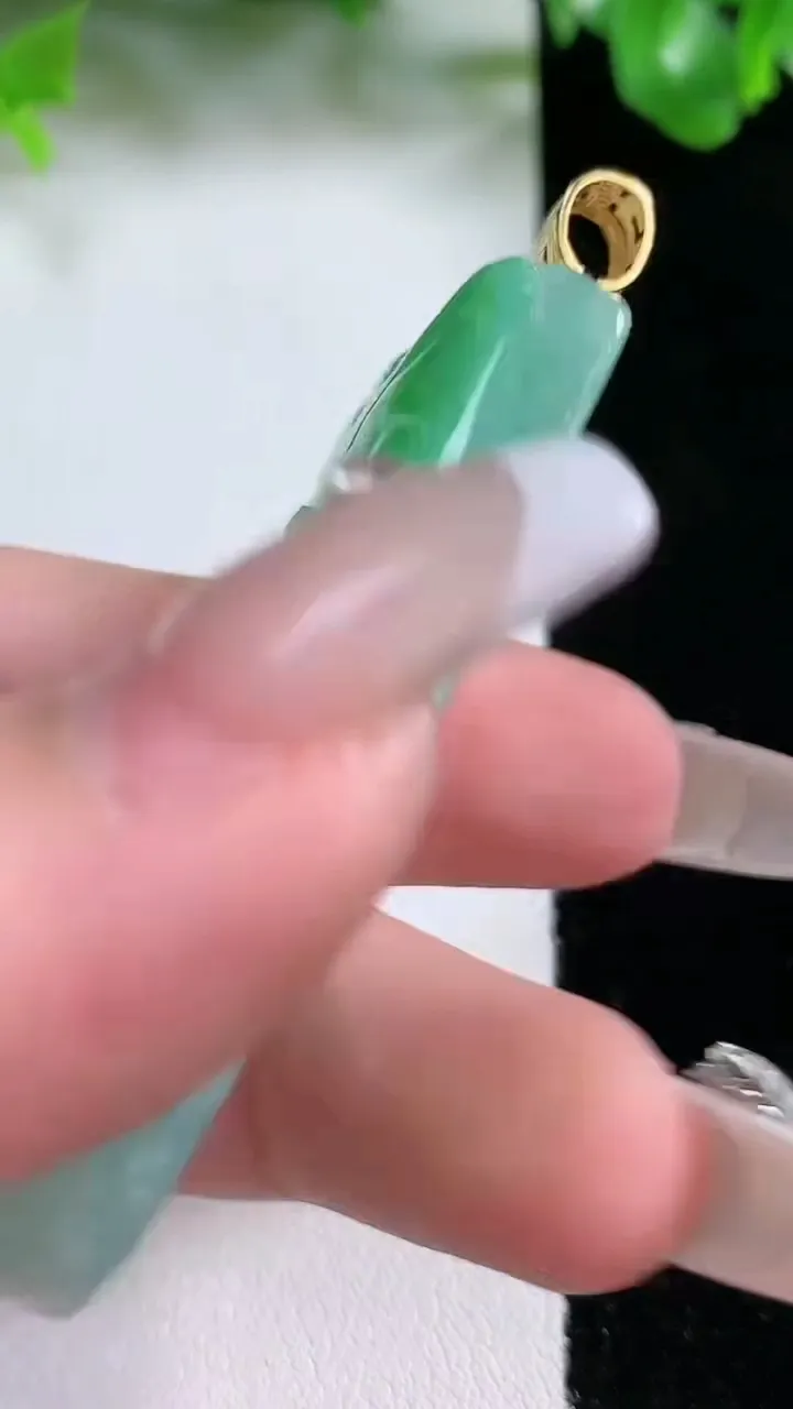 天然A货翡翠山水牌吊坠，尺寸54-24.5-8.2，重量:29.32g
1月20日