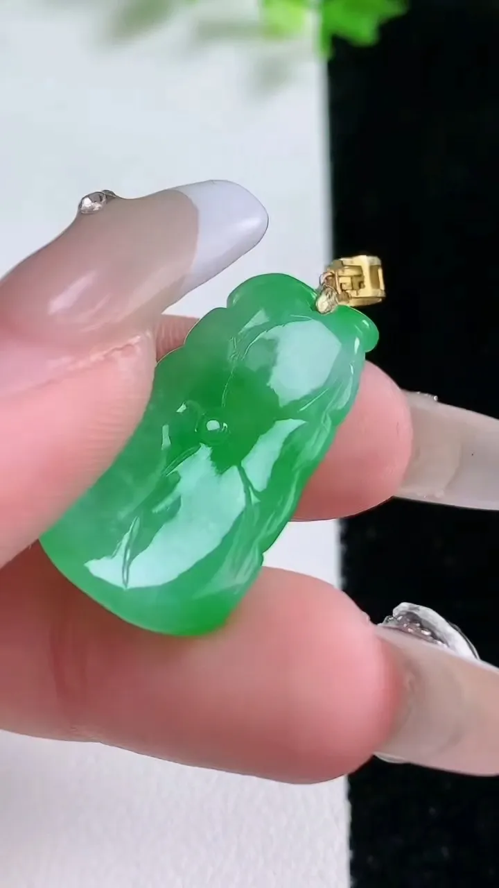 天然A货翡翠荷叶吊坠，尺寸27.6-15-4.2，重量:3.89g
1月20日