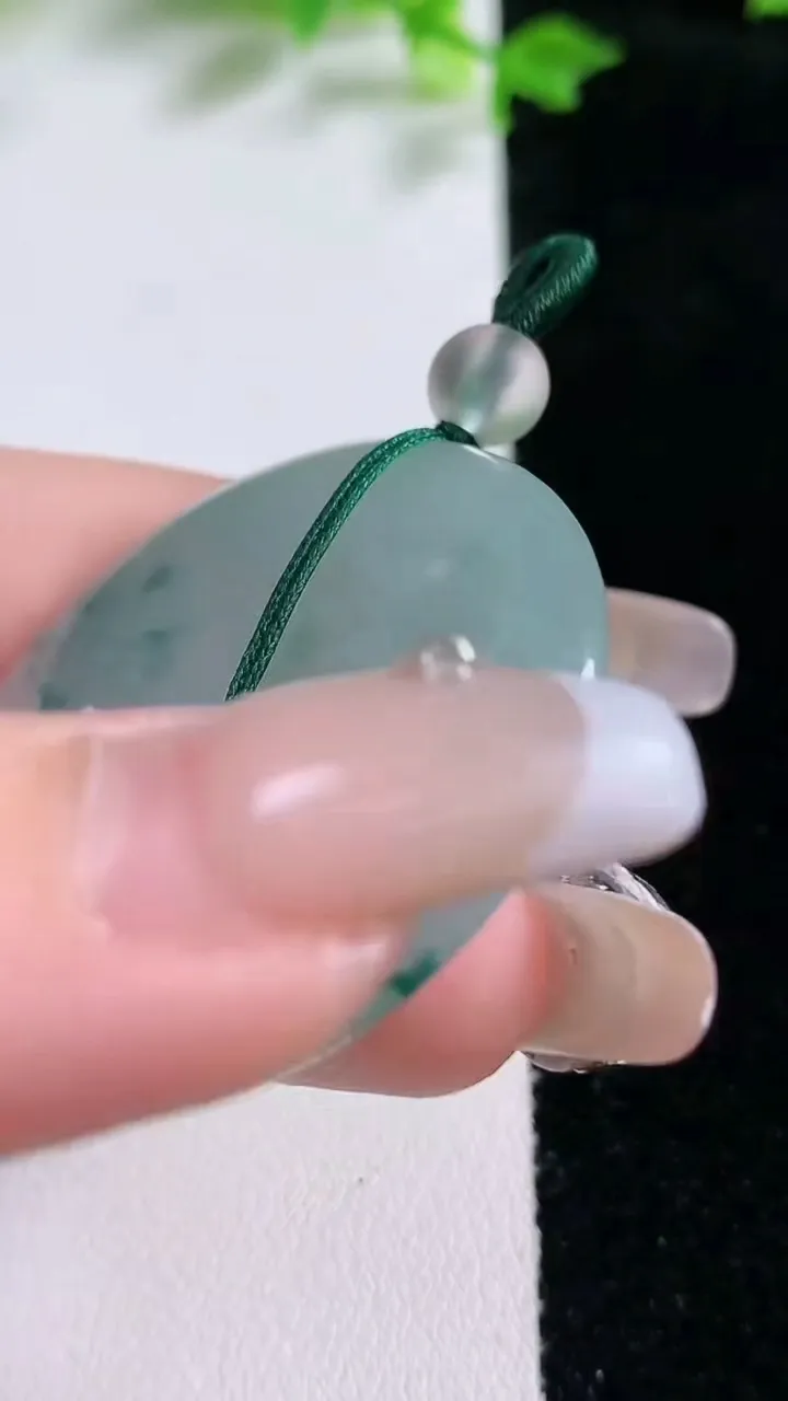 天然A货翡翠冰种飘花平安扣吊坠，尺寸38.7-6，重量:20.45g
1月20日