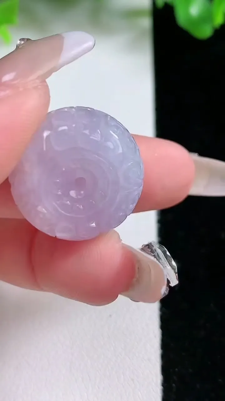 天然A货翡翠紫罗兰雕花路路通吊坠，尺寸21.4-11.5，重量:11.35g
1月20日