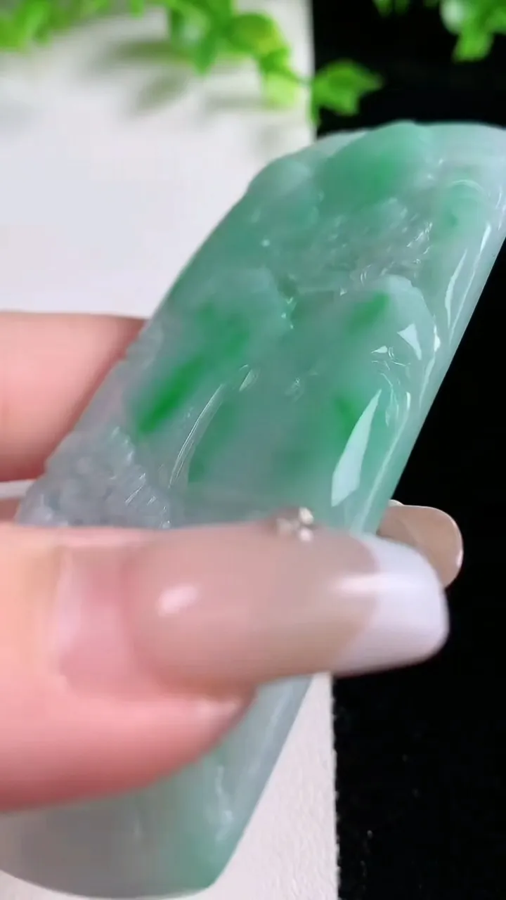 天然A货翡翠山水牌吊坠，尺寸77-42.5-4.6，重量:41.20g
1月20日