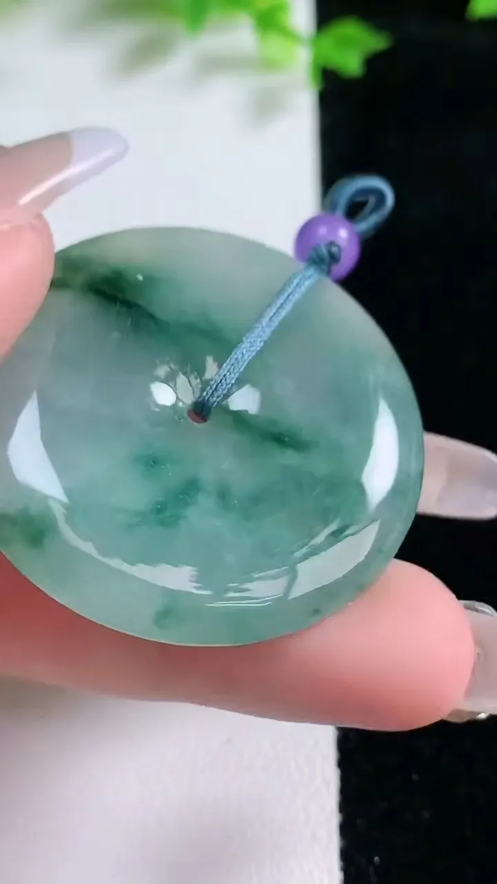 天然A货翡翠冰种飘花平安扣吊坠，尺寸39.7-5.4，重量:18.80g
1月20日