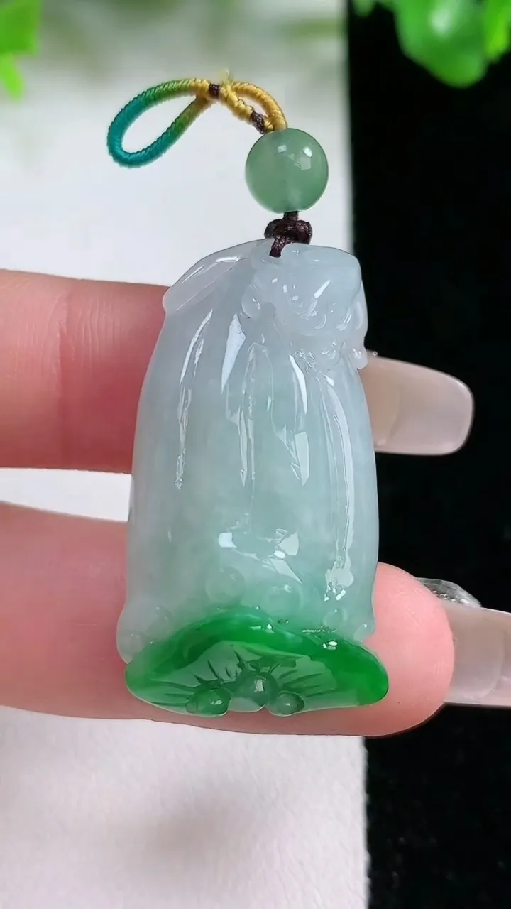 天然A货翡翠莲蓬吊坠，尺寸34.5-17.8-10.2，重量:12.51g
1月20日