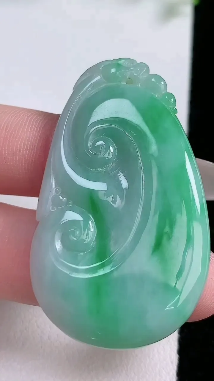 天然A货翡翠如意吊坠，尺寸48.8-28.5-4.2，重:12.42g
1月20日