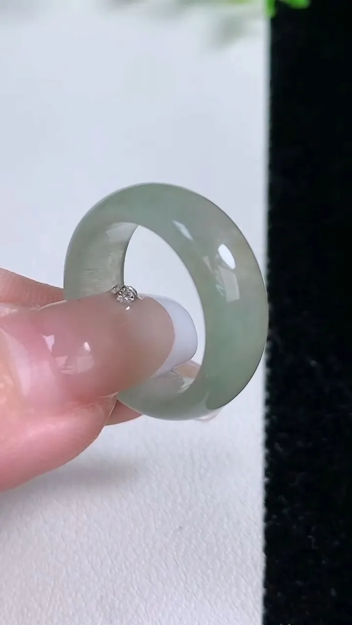 天然A货翡翠指环戒指，尺寸17.5-7.5-3.5，重:4.52g2026年1月20日
工厂直销收藏佳品,种好水足，色泽均匀，有种有色，上手高大气！