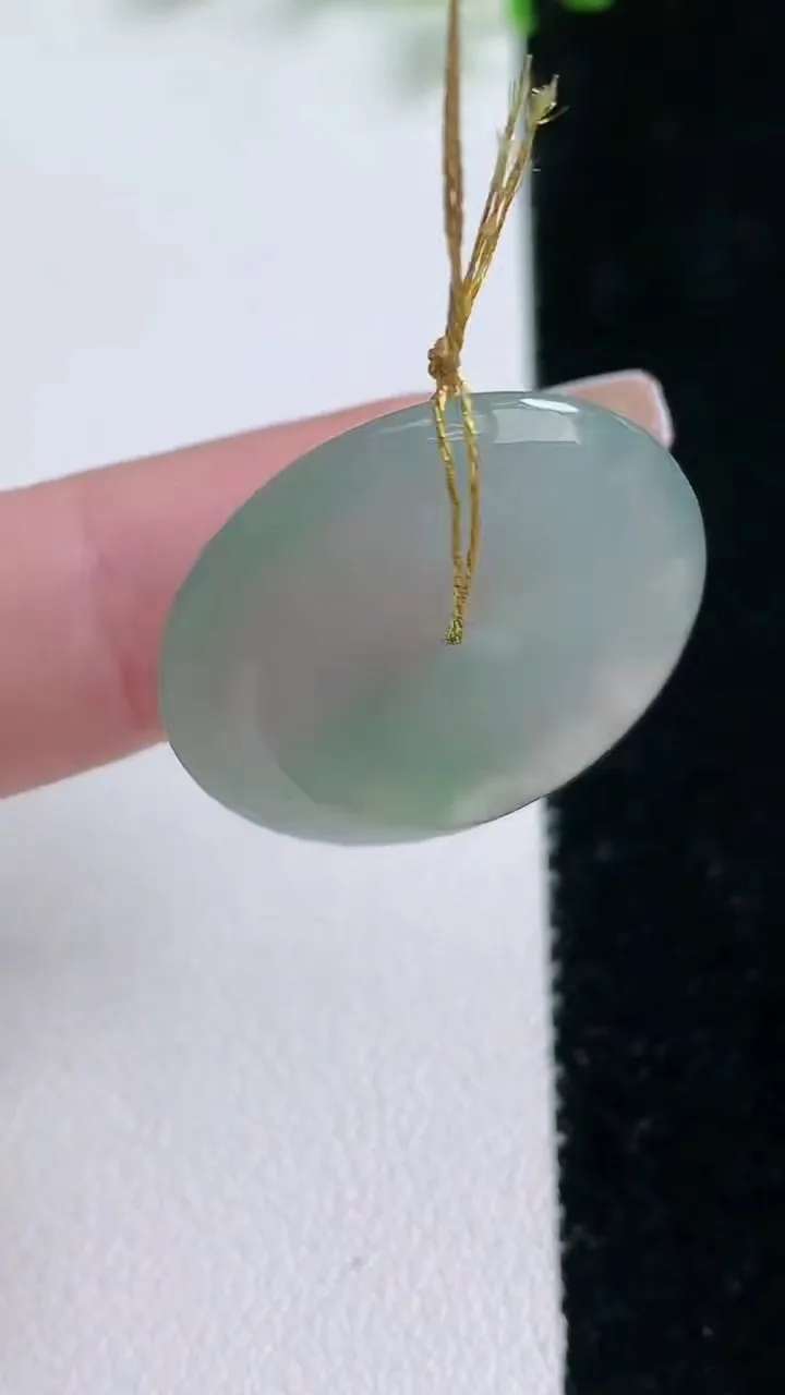 天然A货翡翠平安扣吊坠，尺寸24.5-4.2，重量:5.97g
1月20日