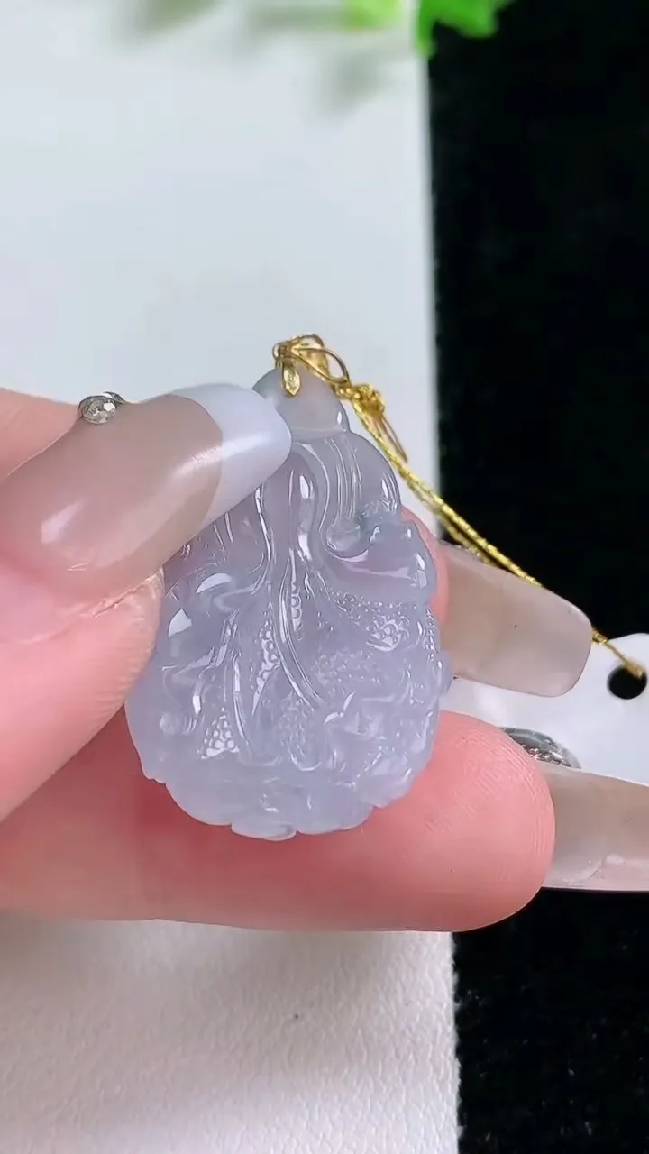 天然A货翡翠18K金紫罗兰白菜吊坠，尺寸26.8-17.8-5.6，重量:4.41g
1月20日