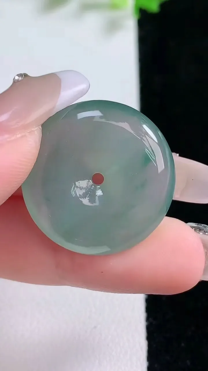 天然A货翡翠冰种飘花平安扣吊坠，尺寸25-5.9，重量:7.55g
1月20日