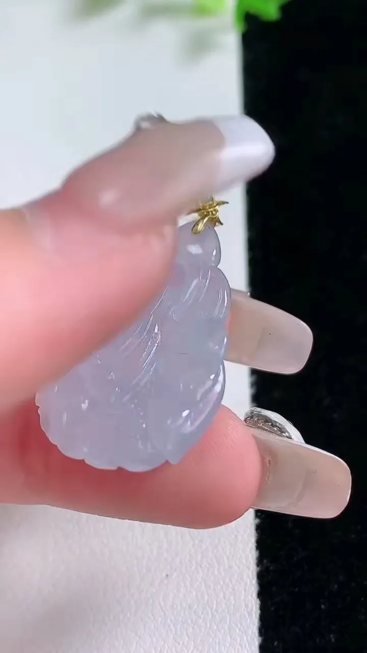 天然A货翡翠18K金紫罗兰白菜吊坠，尺寸26.8-17.8-5.6，重量:4.41g
1月20日