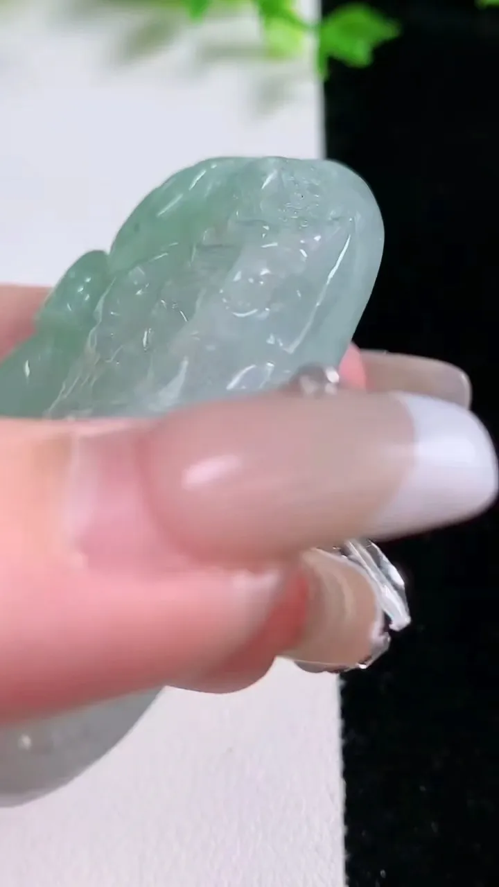 天然A货翡翠龙牌吊坠，尺寸56.7-34.4-10.4，重量:42.55g
1月20日