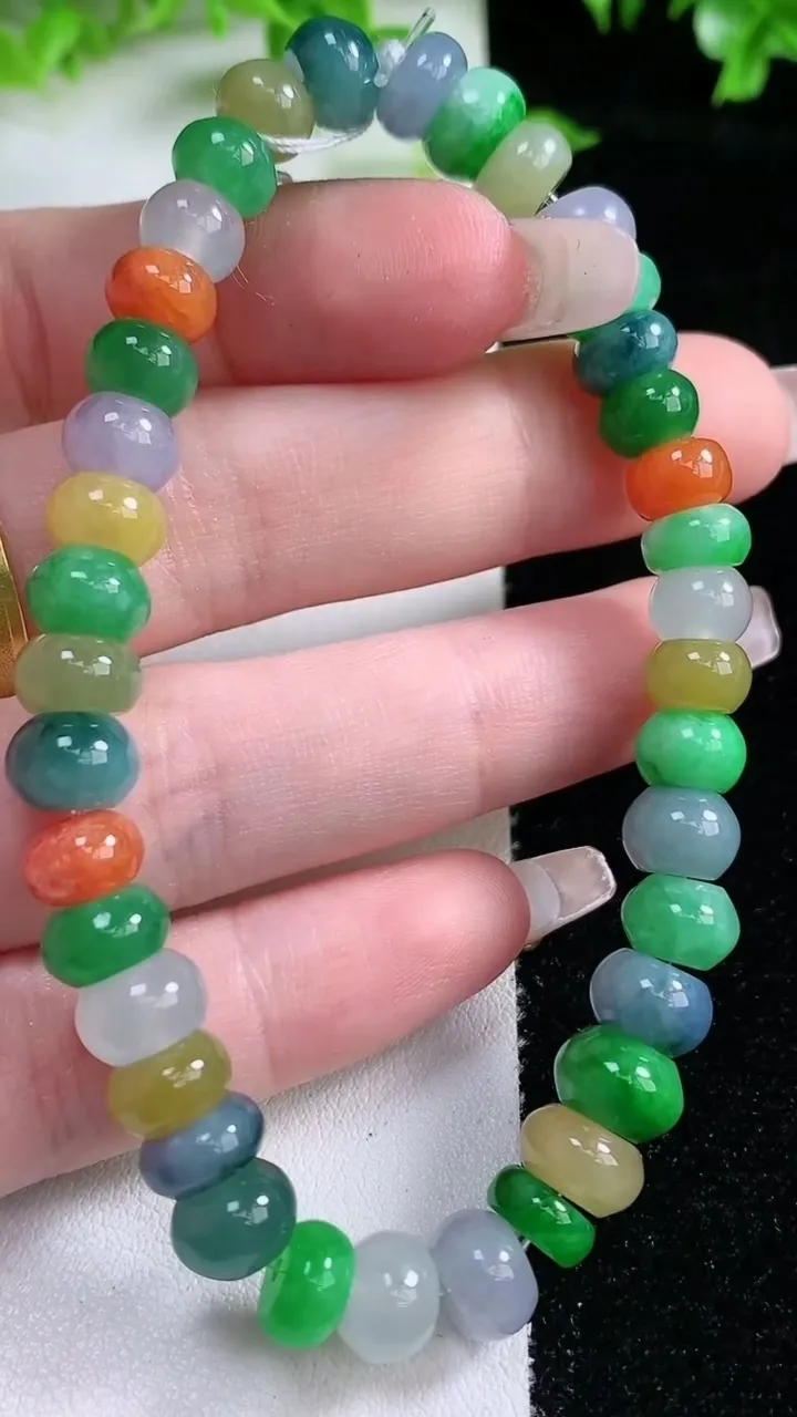 天然A货翡翠四彩算盘珠手串，尺寸8.3-4.8-38颗，重量:23.58g1月20日
工厂直销收藏佳品,种好水足，色泽均匀，有种有色，上手高大气！