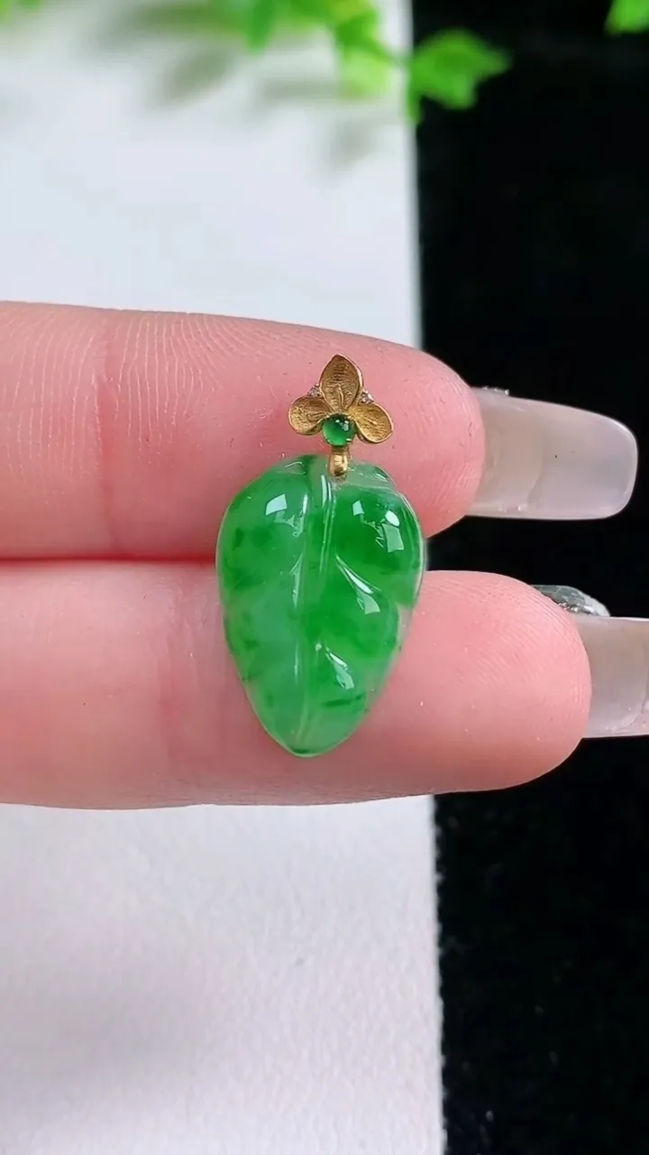 天然A货翡翠金枝玉叶 叶子吊坠，尺寸15.8-12-7.7，重量:1.13g
1月20日