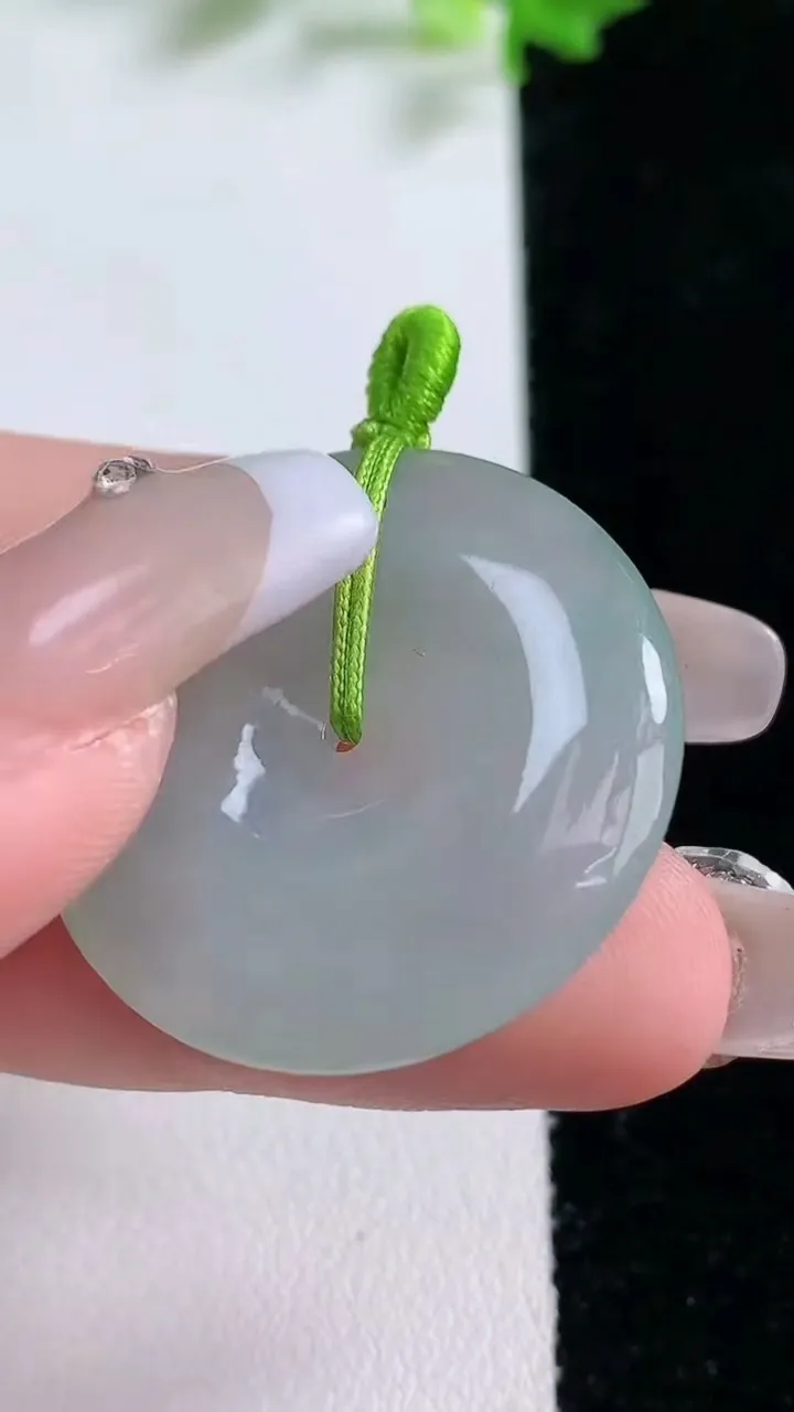 天然A货翡翠平安扣吊坠，尺寸29.6-5.9，重量:10.55g
1月20日