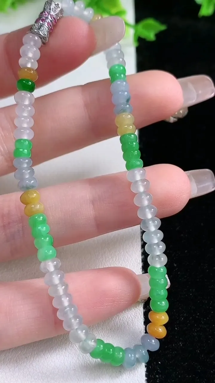 天然A货翡翠三彩算盘珠手串，尺寸4.2-2.9-68颗，重量:7.92g1月20日
工厂直销收藏佳品